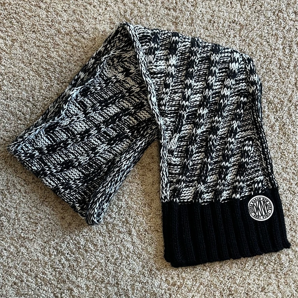 DKNY Authentic Designer Black/White Knit Warm Winter Scarf with Brand Logo. NWOT